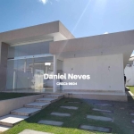 Casa NOVA e TÉRREA à VENDA em condomínio, localizada no bairro de Buraquinho, Lauro de Freitas - BA! Casa com 180 m² de área construída em terreno de 350 m². Com 3 suítes, pé direi