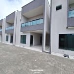 Casa duplex em Condomínio, próximo à Vilas do Atlântico! Com 4 suítes (suíte máster com closet e varanda), sala, lavabo, cozinha, espaço gourmet com churrasqueira, 2 vagas de garag