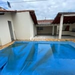 Casa com piscina disponível para locação no bairro Santa Mônica em Uberlândia-MG