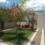 Casa residencial disponível para venda no bairro Jardim das Palmeiras em Uberlândia-MG