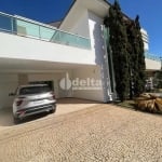 Casa em condomínio disponível para venda no bairro Jardim Inconfidência em Uberlândia-MG