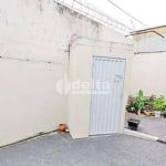 Casa residencial disponível para venda no bairro Santa Mônica em Uberlândia-MG