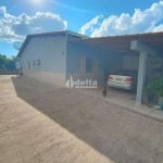 Casa residencial disponível para venda no bairro Santa Mônica em Uberlândia-MG