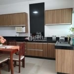 Casa residencial disponível para venda no bairro Santa Mônica em Uberlândia-MG