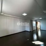 Casa residencial disponível para locação e venda no bairro Jardim Karaíba em Uberlândia-MG