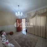 Casa residencial disponível para venda no bairro Marta Helena  em Uberlândia-MG