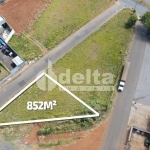 Área disponível para venda no bairro Segismundo Pereira em Uberlândia-MG