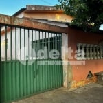 Casa residencial disponível para venda no bairro Presidente Roosevelt em Uberlândia-MG