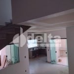 Casa residencial disponível para venda no bairro Santa Mônica em Uberlândia-MG