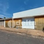 Casa residencial disponível para venda no bairro Segismundo Pereira em Uberlândia-MG