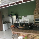 Casa residencial disponível para venda no bairro Presidente Roosevelt em Uberlândia-MG