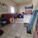 Casa residencial disponível para venda no bairro Segismundo Pereira em Uberlândia-MG