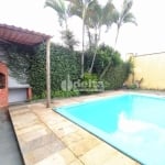 Casa residencial disponível para venda no bairro Umuarama em Uberlândia-MG