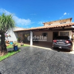 Casa residencial disponível para venda no bairro Alto Umuarama em Uberlândia-MG