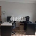 Casa residencial disponível para venda no bairro Nossa Senhora Aparecida em Uberlândia-MG