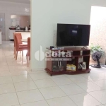 Casa residencial disponível para venda no bairro Jardim América II em Uberlândia-MG