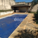 Casa residencial disponível para venda no bairro Morada da Colina em Uberlândia-MG.