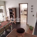 Casa residencial disponível para venda no bairro Saraiva em Uberlândia-MG.