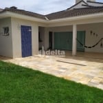 Casa residencial disponível para venda no bairro Santa Mônica em Uberlândia-MG