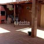 Casa residencial disponível para venda no bairro Jardim Canaã em Uberlândia-MG