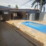 Casa disponível para locação e venda  no bairro Cidade Jardim em Uberlândia-MG