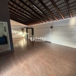 Casa residencial mobiliada disponível no bairro Laranjeiras em Uberlândia-MG