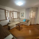 Casa comercial disponível para locação no bairro Brasil em Uberlândia-MG.