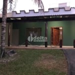 Casa disponível para locação no bairro Santa Mônica em Uberlândia-MG.