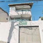 Uma casa Triplex, sendo no primeiro uma ampla sala integrada com a cozinha, 1 banheiro. Segundo andar com 3 suítes, uma delas com varanda. conta com v