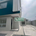 Excelente casa duplex à venda, ideal para quem busca conforto e praticidade. No primeiro pavimento, você encontrará uma sala ampla e iluminada, perfei