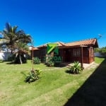 casa linear com vista para o mar, 03 quartos e amplo jardim gramado, no Bairro Peixe Dourado I em Barra de São João.