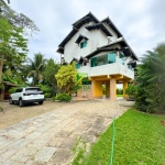 Casa à venda no Centro de Barra de São João, Casimiro de Abreu-RJ: 3 quartos, 2 suítes, 4 banheiros, 4 vagas, 140m² de área.