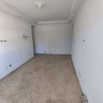 Excelente apartamento, na ponta da praia, 1 andar de escada, lateral fundos, a apenas 3 quadras da praia, com garagem fechada enorme, confira.