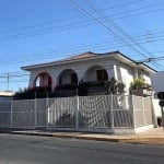 Excepcional sobrado de esquina com quatro dormitórios, bem localizado.