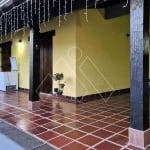 Casa assobradada com 4 quartos (1 suíte) e piscina, no Jd Champagnat e próximo do Com-Tour Shopping