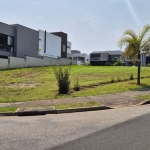 Terreno à venda de esquina no Condomínio Alphaville Nova Esplanada 3, com 500 m2 de área e há 200 metros do clube e 4 quadras da portaria.