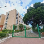 Belo apartamento (terceiro andar, 2 lances de escada) com 3 dormitórios, banheiro social, banheiro auxiliar, living 2 ambientes, todo em piso de parquet, ampla cozinha, área de serviço, excelente orie