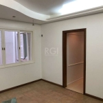 Excelente apartamento à venda na Avenida Taquara, com 77m² de área privativa e 3 dormitórios. Possui 2 banheiros sociais e churrasqueira. Localizado em Petrópolis, próximo a comércios e conveniências.