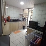 Apartamento no Bairro Navegantes, 02 Dormitórios térreo, pátio living 02 ambientes, cozinha sob medida, área de serviço com tanque, dependência de empregada, banheiro com box, piso parquet, lateral/fu