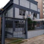 Vende-se apartamento de 02 dormitórios com sala, living amplo em 2 ambientes, banheiro social, cozinha com área de serviço separada. Excelente localização perto das principais avenidas dos bairros e d