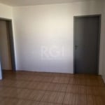 Apartamento de 85m² no 3º andar. Imóvel com 03 dormitórios, sala de estar e jantar, cozinha, área de serviço, banheiro social com box em acrílico e banheiro auxiliar. Condomínio dispõe de churrasqueir