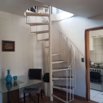 Cobertura com 2 dormitórios, lateral, com 97,58m2 de área privativa, piso frio e parquet, living, cozinha, banheiro social, na parte superior living com churrasqueira, terraço com churrasqueira e vist