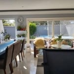 Vende linda residência no Ecoville com 3 dormitórios, 1 suíte, 1 banho social, lavabo, living 2 ambientes, cozinha americana planejada, churrasqueira, lareira,  área de serviço, pátio com piscina, gar