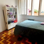 Amplo apartamento no centro histórico de Porto Alegre. com inquilino, andar alto, por 3 dormitórios, amplo living , cozinha, dependência de empregada. Condomínio com portaria 24 horas ,dois elevadores