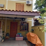 Casa em condomínio com 3 dormitórios , sendo um deles suíte com closet, vaga individualizada, próximo as avenidas Cavalhada e Otto Niemeyer. No primeiro pavimento: sala com dois ambientes, cozinha com