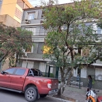 Vende-se apartamento, desocupado, na Getúlio Vargas, frente ao prédio da Secretária da Agricultura, (antigo Parque de Exposições do Menino Deus).,no bairro Menino Deus, 1 dormitório, com 52m2 privativ