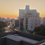 Excelente apartamento localizado no coração do Bairro Menino Deus. Imóvel com 2 dormitórios, sendo uma suíte, banheiro social, sala com sacada e vista para o bairro, cozinha integrada com churrasqueir