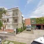 Excelente apartamento no bairro Rio Branco, com 2 quartos, com possibilidade de terceiro quarto, amplo living com sacada, gabinete, área de serviço, cozinha, bem arejado, dois lances de escada, prédio