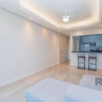 Apartamento mobiliado de três quartos, dois banheiros, living amplo com sacada fechada. Conta com cozinha e área de serviço.&lt;BR&gt;Vista maravilhosa no 13 andar!!&lt;BR&gt;Totalmente reformado ( Pi