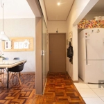 Apartamento à venda no bairro Petrópolis, com 3 dormitórios sendo 1 suíte com closet, 3 vagas de garagem, além de um banheiro social. O amplo living com pé direito alto comporta dois ambientes. A cozi